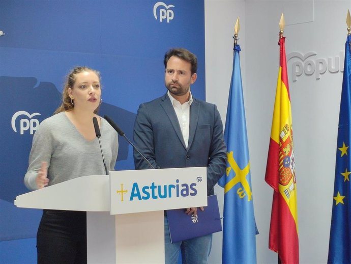 La vicesecretaria nacional de Educación y Sanidad, Ester Muñoz, y el presidente del PP de Asturias, Álvaro Queipo.