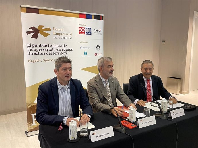 El alcalde de L'Hospitalet (Barcelona), David Quirós (i), el alcalde de Barcelona, Jaume Collboni (c), y el presidente de Aeball, Santiago Ballesté, este viernes.