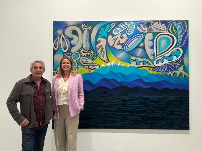 La delegada de Turismo y Cultura, Angie Moreno, junto al artista Patricio Cabrera.