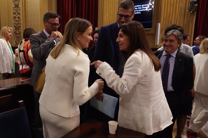 La presidenta del Govern, Marga Prohens, saluda a la portavoz de Vox, Manuela Cañadas.