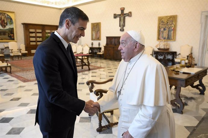 El presidente del Gobierno, Pedro Sánchez (i), es recibido en audiencia por el Papa Francisco (d), en la Biblioteca Apostólica del Vaticano, a 11 de octubre de 2024, en Ciudad del Vaticano (Ciudad del Vaticano). Durante el encuentro, han abordado los esfu