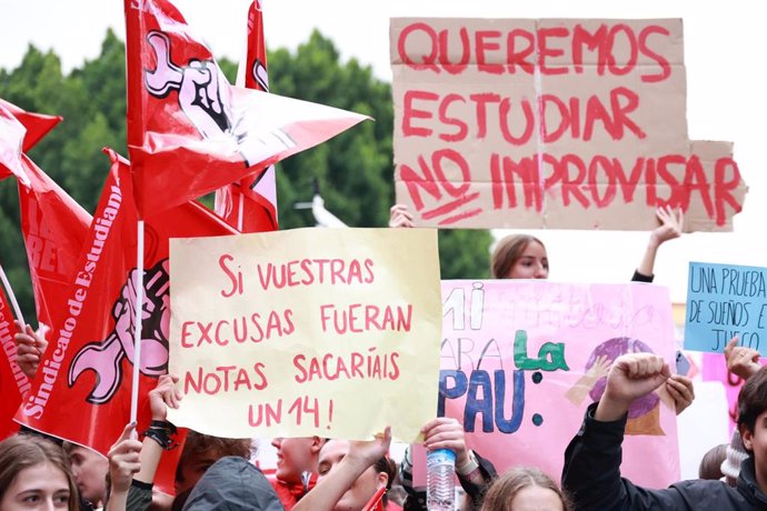 Estudiantes se manifiestan para conocer el contenido de PEvAU en Sevilla.