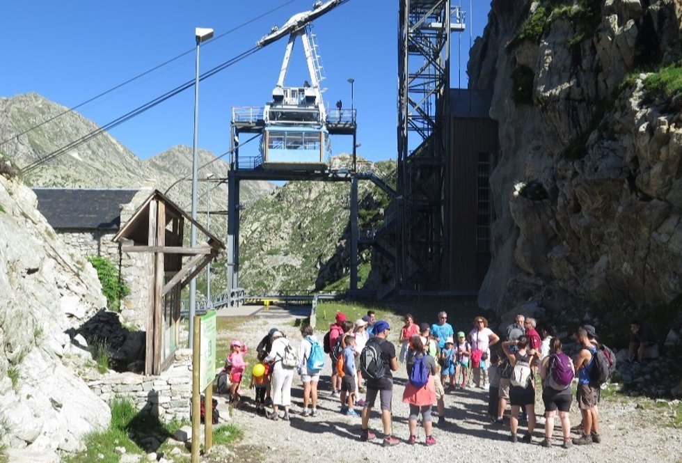 Un grupo de viajeros del teleférico de la Vall Fosca (Lleida).