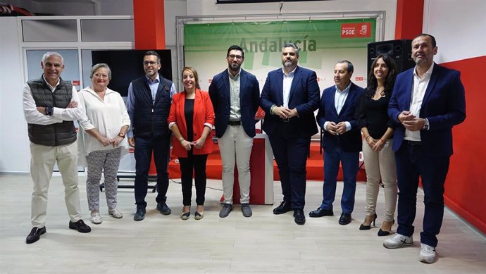 El portavoz del grupo provincial del PSOE en la Diputación, Josele González, junto al portavoz del PSOE en Antequera, José Luis Ruiz Espejo, y el alcalde de Campillos, Daniel Gómez, que intervendrá en la tribuna de alcaldes de la institución provincial.