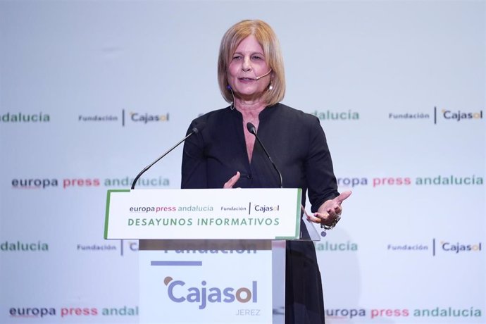 La alcaldesa y presidenta de la Federación Española de Municipios y Provincias (FEMP), María José García-Pelayo, durante su intervención en el encuentro informativo de Europa Press Andalucía.