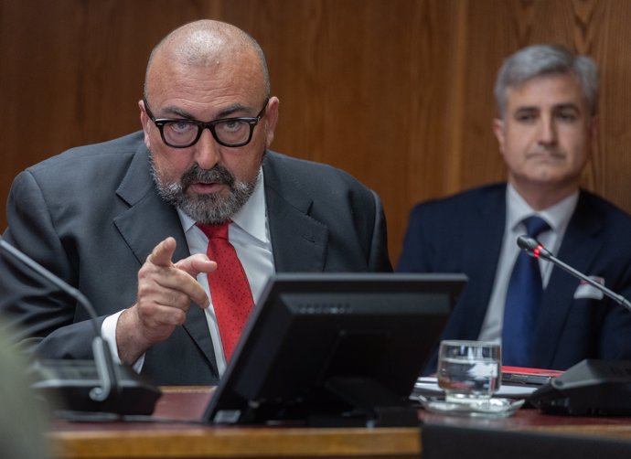 El exasesor del exministro José Luis Ábalos, Koldo García (i), junto a su abogado (d), comparece en la Comisión del Senado sobre la investigación de las mascarillas durante el COVID-19, a 22 de abril de 2024, en Madrid (España).