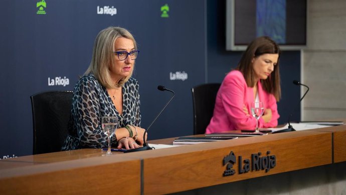 La subdirectora general de Diálogo Social y Relaciones Laborales, Pilar Simón, junto a la jefa del Servicio de Salud Laboral, Noelia Aragón