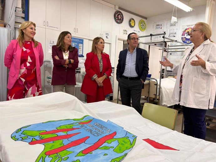 La consejera de Desarrollo Educativo y Formación Profesional María del Carmen Castillo, acompañada de la consejera de Economía, Hacienda y Fondos Europeos, Carolina España, durante la visita a las nuevas instalaciones del IES Santa Bárbara.