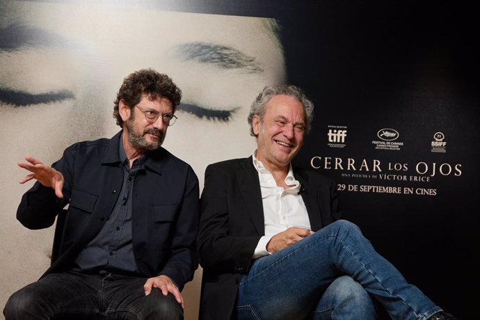 Archivo - El director de cine Víctor Erice (i) y el actor José Coronado (d) durante una entrevista para presentar su película ‘Cerrar los ojos’, en el Círculo de Bellas Artes, a 18 de septiembre de 2023, en Madrid (España). Víctor Erice regresa a la direc