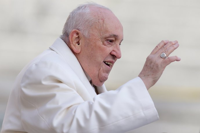 Archivo - 13 March 2024, Vatican, Vatican City: Pope Francis arrives to attend his weekly General Audience in St. Peter's Square at the Vatican City. Photo: Evandro Inetti/ZUMA Press Wire/dpa