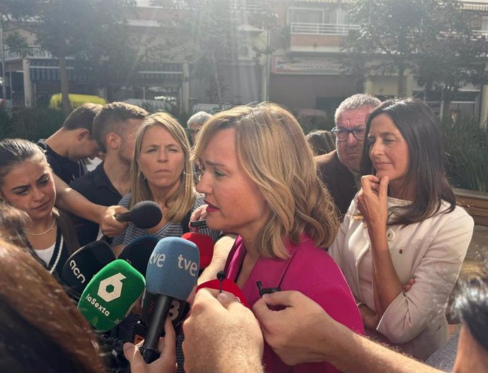 La ministra Pilar Alegría y la consellera Esther Niubó este viernes en Santa Coloma de Gramenet (Barcelona)