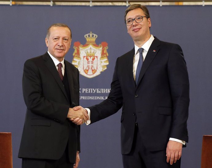 Archivo - BELGRADE (SERBIA), Oct. 10, 2017  Serbian President Aleksandar Vucic (R) shakes hand with President of Turkey Recep Tayyip Erdogan (L) during welcome ceremony in Belgrade, Serbia on Oct. 10. 2017. Turkish President Recep Tayyip Erdogan arrived i