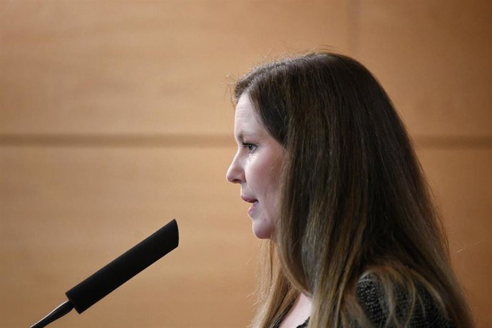 Archivo - La consejera de Familia, Juventud y Asunstos Sociales, Ana Dávila, ofrece declaraciones a los medios durante un pleno en la Asamblea de Madrid, a 4 de abril de 202$. Archivo.