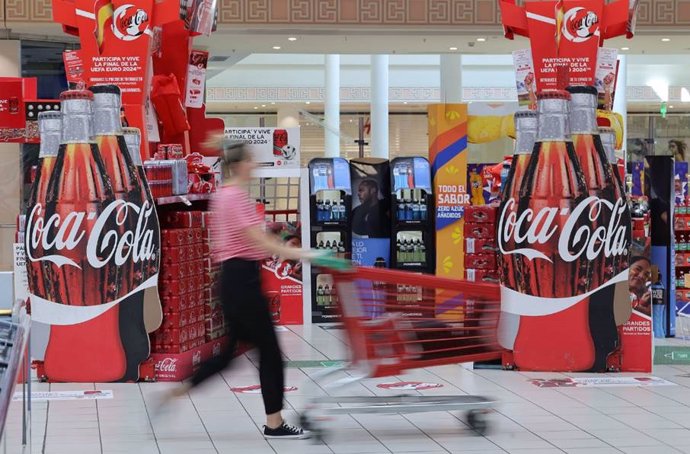 Archivo - Supermercado decorado por Coca-Cola