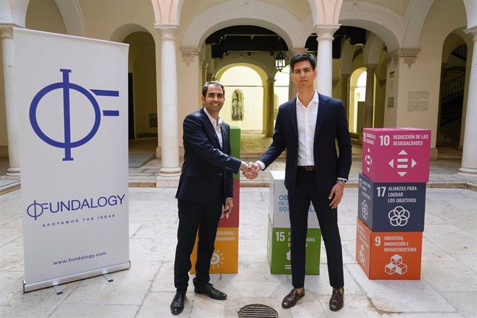 El director general de Fundalogy, Javier de Pro, y el CEO de Zicofy, Matt Fuentes, han firmado el acuerdo mediante el cual Fundalogy contribuirá al crecimiento de esta iniciativa tecnológica.