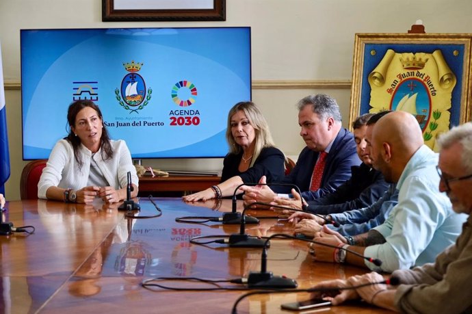 La consejera de Inclusión Social, Juventud, Familias e Igualdad, Loles López, en su visita al Ayuntamiento de San Juan del Puerto (Huelva).