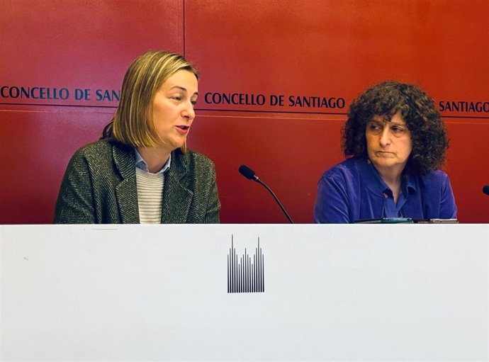 La concejal de Turismo del Ayuntamiento de Santiago, Míriam Louzao, en rueda de prensa junto a la alcaldesa, Goretti Sanmartín.