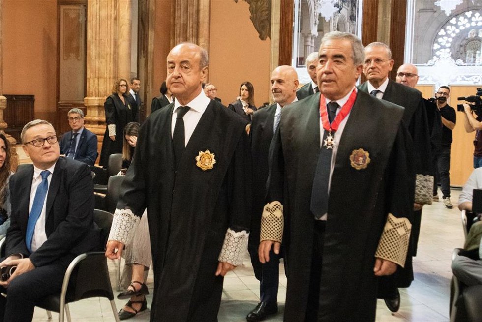 El presidente del TSJC, Jesús María Barrientos (i) y el fiscal superior de Catalunya, Francisco Bañeres (d)