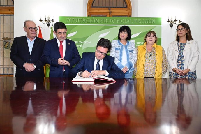 El ministro para la Transformación Digital y de la Función Pública, Óscar López, junto al presidente de la Diputación de Jaén, Francisco Reyes, firma en el libro de honor durante su visita al Palacio provincial