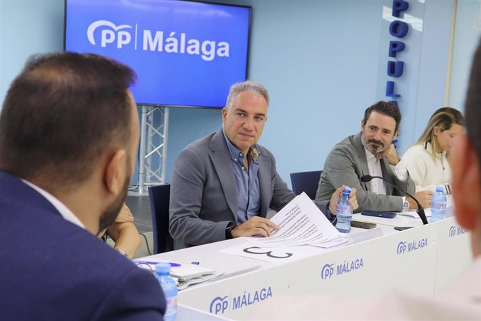 El vicesecretario de Coordinación Autonómica y Local del PP y diputado nacional por Málaga, Elías Bendodo, junto al secretario general de la formación malagueña, Jose Ramón Carmona.