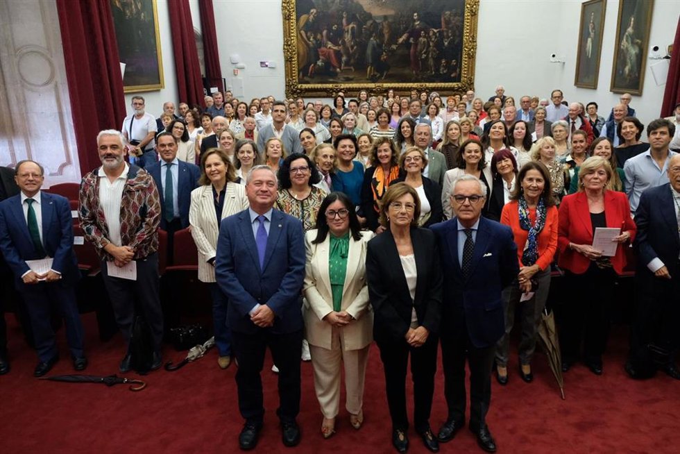 Foto de familia tras la presentación del Aula de la Experiencia para mayores de la US.