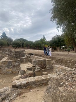 Representantes de Cepsa y la Consejería de Cultura en el yacimiento de Carteia en San Roque.