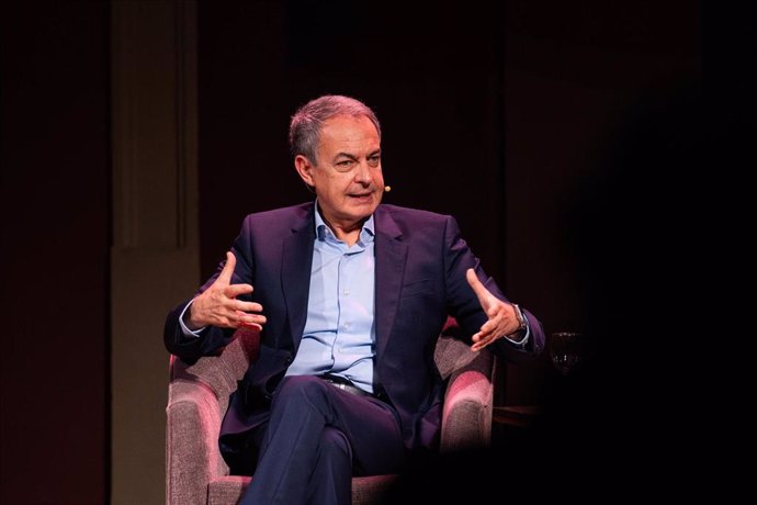 El expresidente del Gobierno, José Luis Rodríguez Zapatero, durante un acto por el 50 aniversario de la Unión Militar Democrática (UMD), en el Ateneo de Madrid, a 11 de octubre de 2024, en Madrid (España)