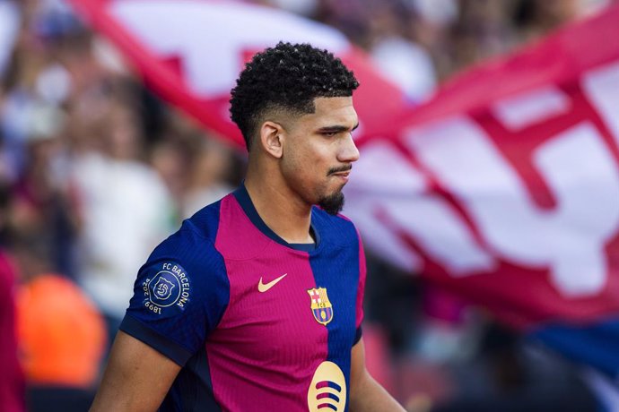 Archivo - Ronald Araujo of FC Barcelona presentation team during the Trofeo Joan Gamper, match played between FC Barcelona and AS Monaco at Estadio Olimpico de Montjuic on August 12, 2024 in Barcelona, Spain.