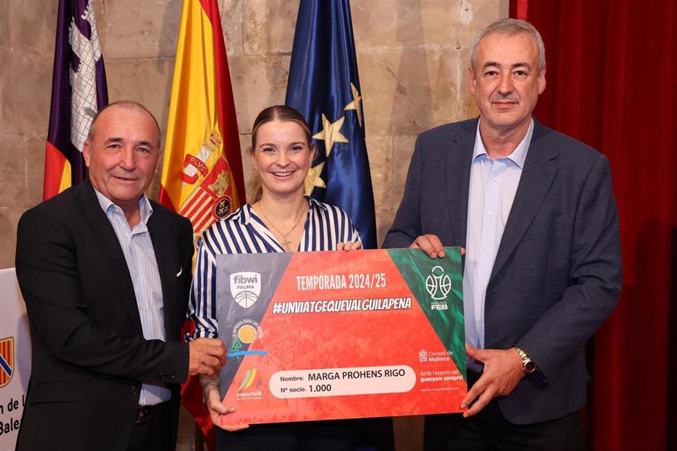De izquierda a derecha, el secretario del Fibwi Palma Bsquet, Jordi Mulet, la presidenta del Govern, Marga Prohens, y el presidente del Fibwi Palma Bsquet, Guillem Boscana, posan con el carné de socia número 1.000.