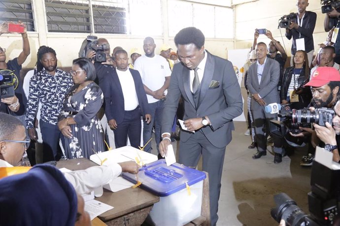 Venancio Mondlane, candidato a la Presidencia de Mozambique, deposita su voto en un colegio electoral en la capital, Maputo (archivo)