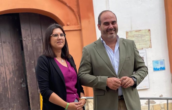 La primera teniente de alcalde de Villamartín y delegada municipal de Cultura, Turismo, Participación Ciudadana, Juventud y Mujer, María Martín Olmo, y  el responsable de Asistencia a Municipios de la Diputación de Cádiz, Antonio Aragón.