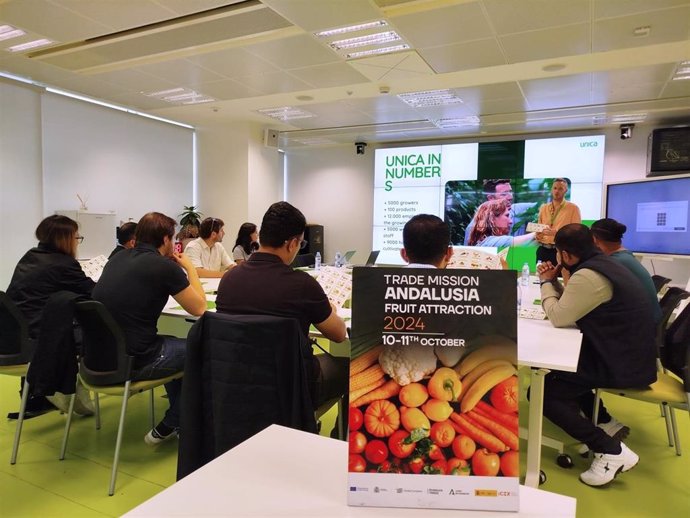 Andalucía TRADE e ICEX han impulsado el hortofrutícola andaluz en un encuentro comercial que se ha celebrado, los días 10 y 11 de octubre, en Almería y Granada ante nueve importadores de siete países procedentes de Fruit Attraction.