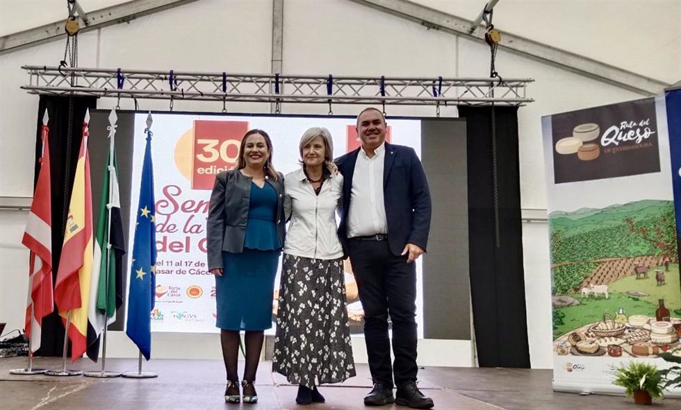 La alcaldesa de Casar de Cáceres Marta Jordán la consejera de Turismo de Extremadura Victoria Bazaga y el presidente de la DOP Torta del Casar Ángel Pacheco