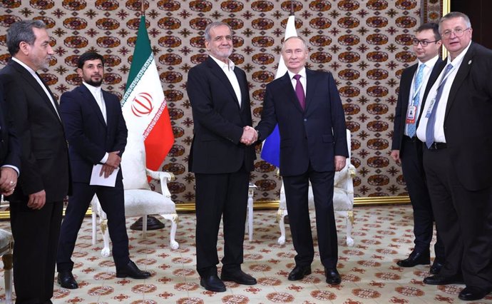 El presidente de Rusia, Vladimir Putin (centro-derecha), saluda a su homólogo de Irán, Masud Pezeshkian (centro-izquierda), durante un encuentro en Turkmenistán