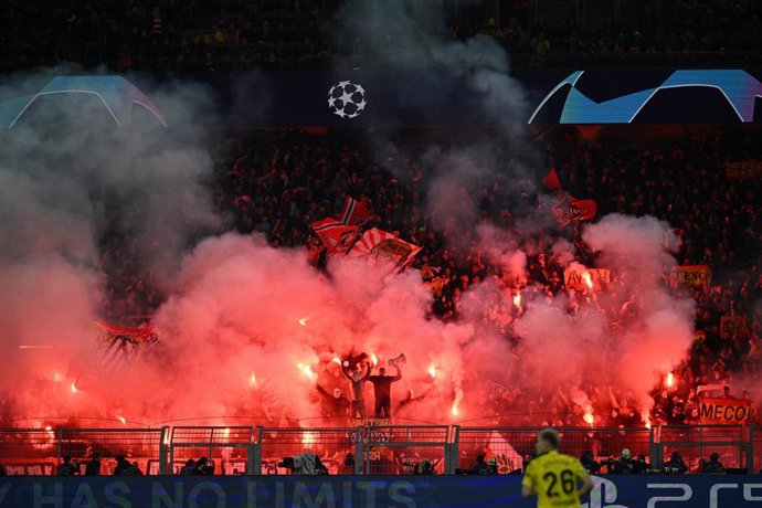 Archivo - 16 April 2024, North Rhine-Westphalia, Dortmund: Atletico fans set off pyrotechnics during the UEFA Champions League quarter-finals, second leg soccer match between Borussia Dortmund and Atletico Madrid at Signal Iduna Park. Photo: Bernd Thissen