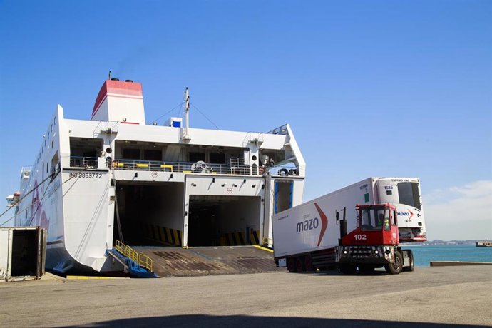 Un camión de mercancias embarcando en el Puerto de Cádiz.