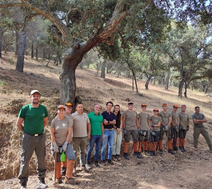 Archivo - El delegado de Sostenibilidad y Medio Ambiente de la Junta en Córdoba, Rafael Martínez (quinto por la izda.), en una visita a la Escuela de Corcheros, desarrollada en montes públicos de la provincia.