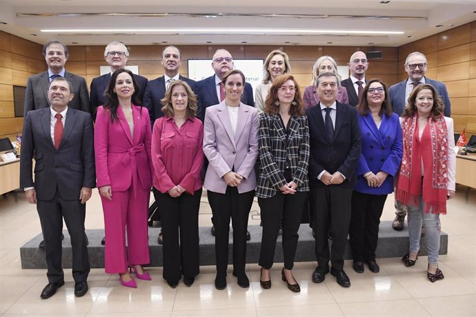 La ministra de Sanidad, Mónica García (c), posa junto a los consejeros de Sanidad de las comunidades autónomas, durante el pleno del Consejo Internacional del Sistema Nacional de Salud (CISNS)