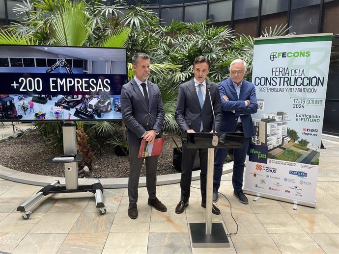 El consejero de Fomento e Infraestructuras, Jorge García Montoro, el alcalde de Torre Pacheco y presidente de IFEPA, Pedro A. Roca, y el director de IFEPA, Antonio Miras, durante la presentación del certamen FECONS