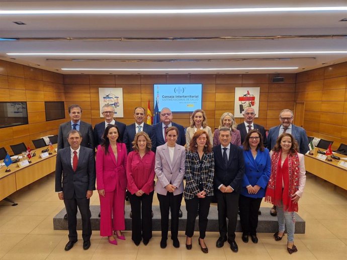 Foto de familia del Consejo Interterritorial del Sistema Nacional de Salud, con la ministra, Mónica García, y el consejero de Sanidad del Gobierno de Aragón, José Luis Bancalero Flores.