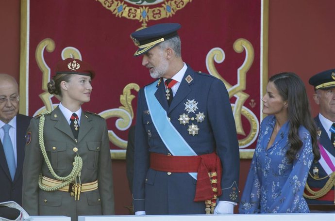 Archivo - (I-D) La Princesa de Asturias, Leonor; el Rey Felipe VI y la Reina Letizia durante el desfile del 12 de octubre 'Día de la Fiesta Nacional', en la plaza de Cánovas del Castillo, a 12 de octubre de 2023, en Madrid (España).