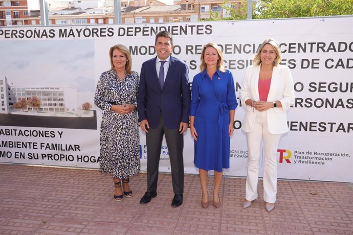 Carlos Mazón junt amb Susana Camarero, Begoña Carrasco i Marta Barrachina