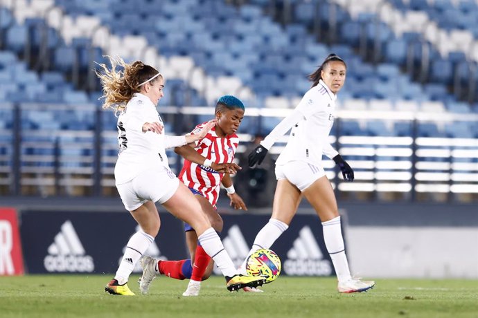 Archivo - Rasheedat Ajibade of Atletico de Madrid and Teresa Abelleira of Real Madrid in action during the Women Spanish League, Liga F, football match played between Real Madrid and Atletico de Madrid at Alfredo di Stefano stadium on December 11, 2022, i