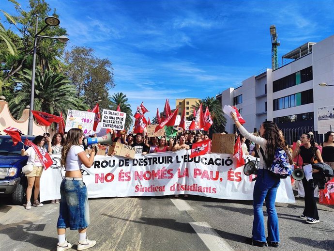 Alumnat es concentra a València per a exigir conèixer la nova PAU