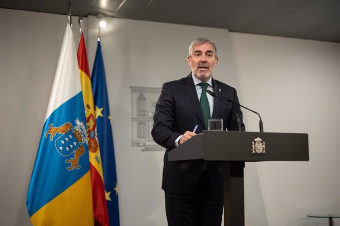 El presidente de Canarias, Fernando Clavijo, ofrece una rueda de prensa tras su reunión con el presidente del Gobierno, Pedro Sánchez, en el Complejo de La Moncloa, a 10 de octubre de 2024, en Madrid (España). El objetivo de la ronda de reuniones del pres