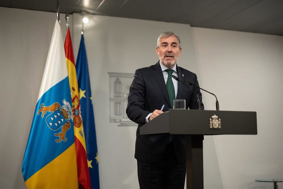 El presidente de Canarias, Fernando Clavijo, ofrece una rueda de prensa tras su reunión con el presidente del Gobierno, Pedro Sánchez, en el Complejo de La Moncloa, a 10 de octubre de 2024, en Madrid (España). El objetivo de la ronda de reuniones del pr