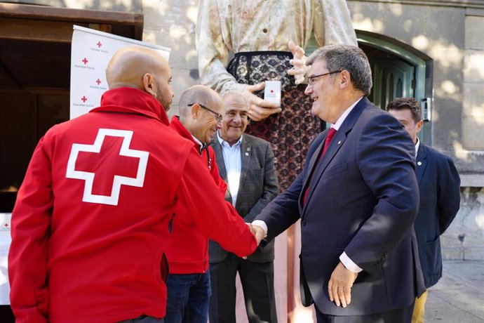 El alcalde de Bilbao, Juan Mari Aburto, muestra el apoyo del Ayuntamiento a Cruz Roja en la celebración del Día de la Banderita