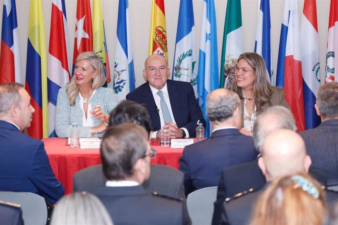 El alcalde de Valladolid, Jesús Julio Carnero, junto a la teniente de alcalde Irene Carvajal (izda) y la presidenta de la Asociación de Venezolanos en Valladolid (Aveva).