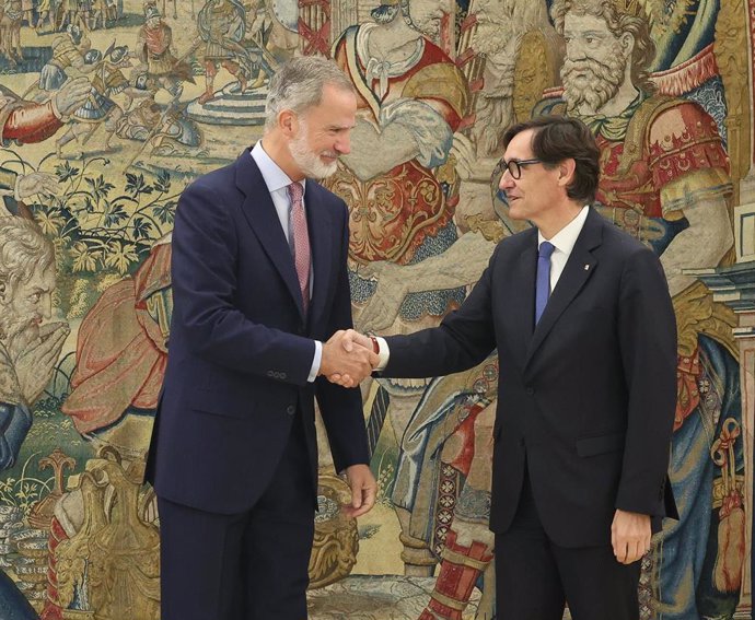 El Rey Felipe VI (i) recibe en audiencia al presidente de la Generalitat de Cataluña, Salvador Illa Roca (d), en el Palacio de La Zarzuela, a 18 de septiembre de 2024, en Madrid (España). El Rey ha recibido a Illa con motivo de su nombramiento como presid