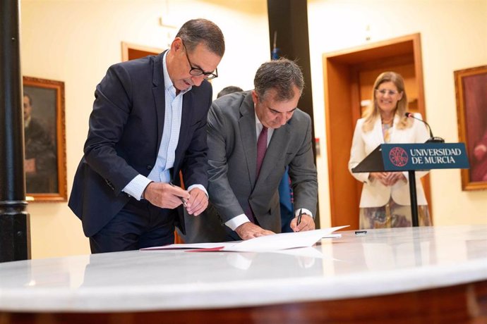 El rector de la UMU, José Luján, y el consejero Juan María Vázquez firman el acuerdo